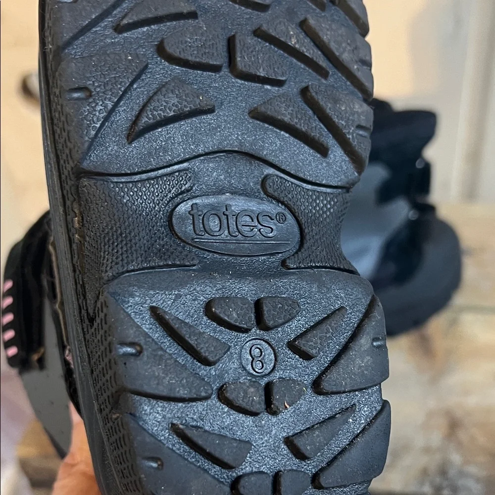 Size 8 toddler Totes Black and Pink Kids' Snow Boots Velcro strap exc condition